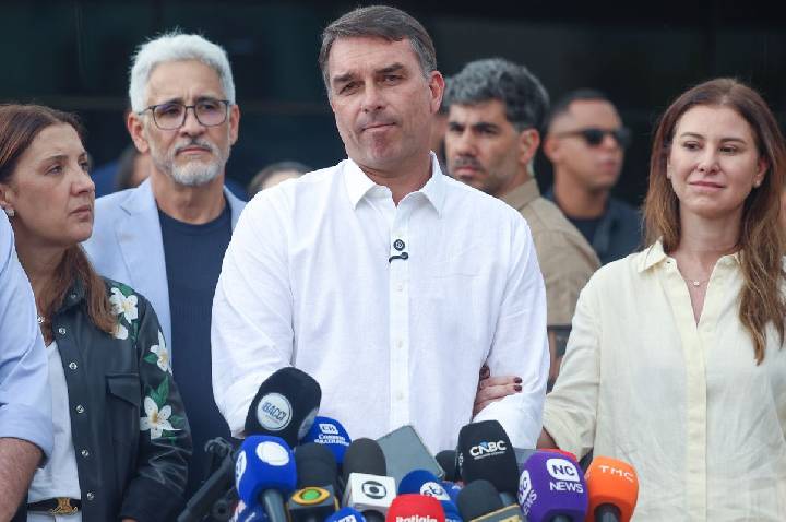 STF nega ter ordenado buscas em endereços de Flávio Bolsonaro