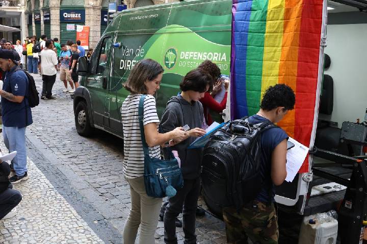 Transexuais e travestis fazem ato no RJ em defesa da democracia
