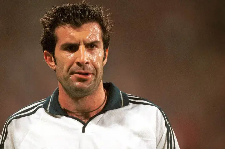 Trivela memória: Como foi o hostil retorno de Figo ao Camp Nou após transferência do Barça ao Real Madrid
