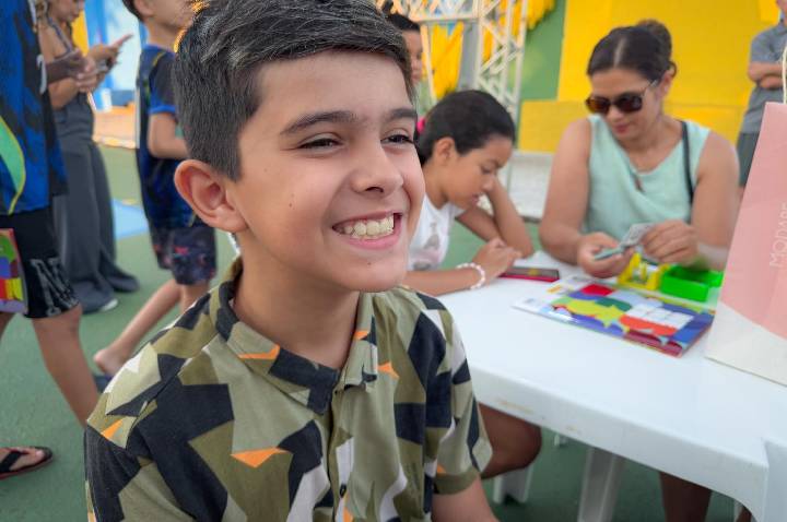 Troca de figurinhas reúne famílias em tarde de diversão na Rua do Hexa