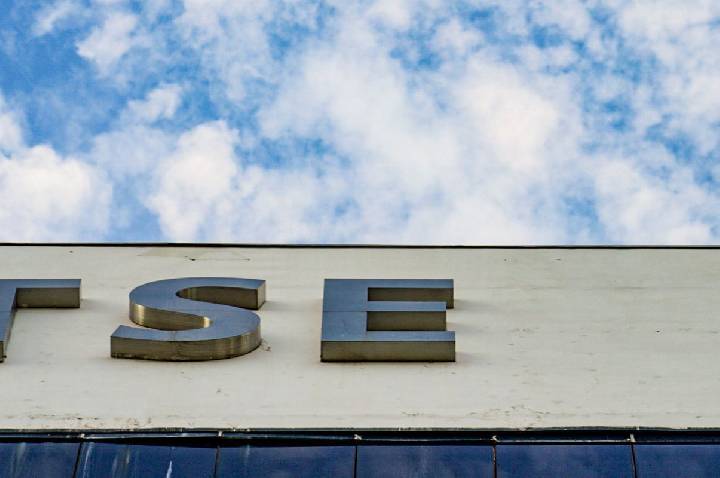TSE dá 24 horas para Meta dar informações sobre igualdade de campanhas
