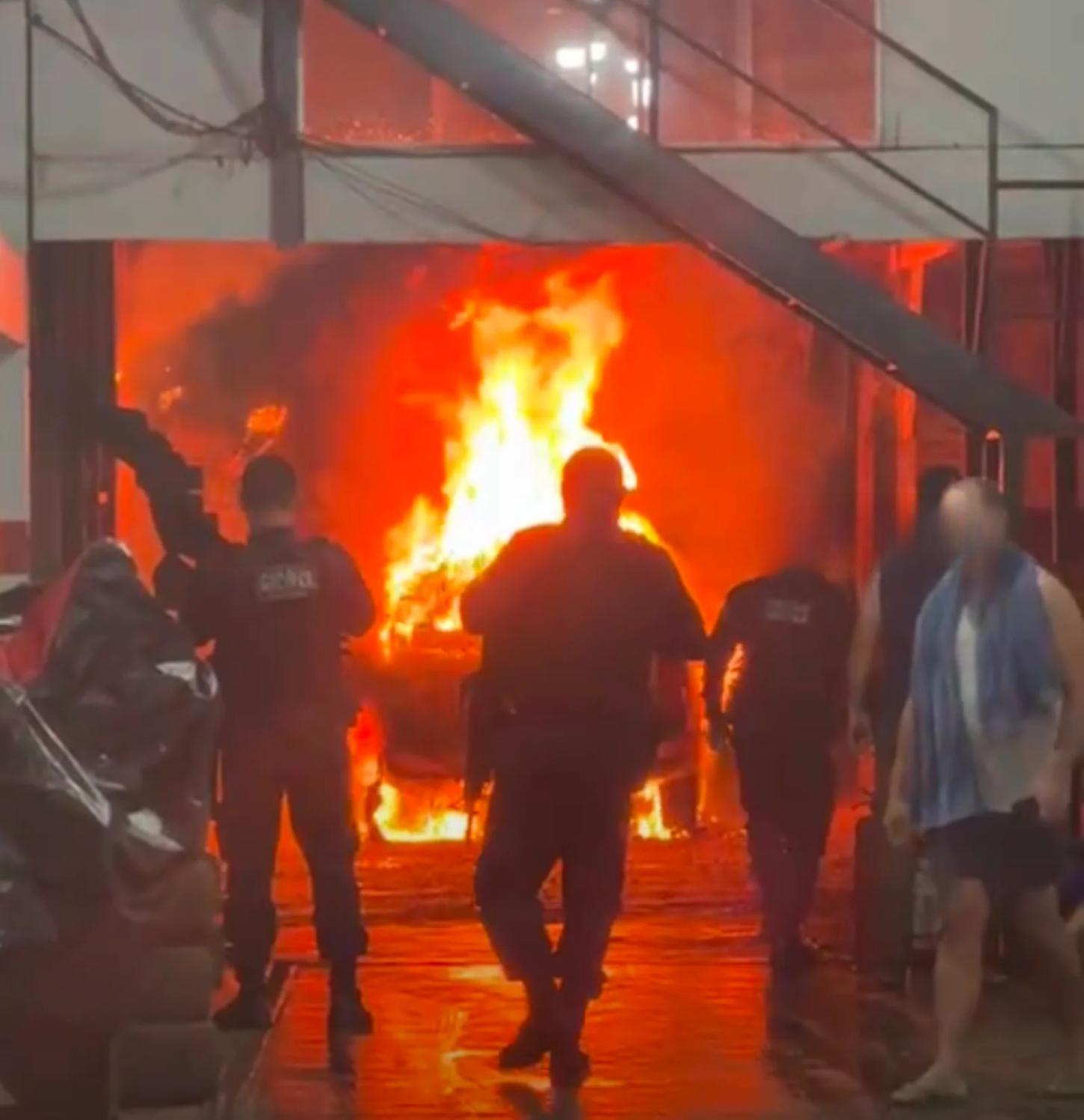 Viatura é incendiada em oficina na zona sul de Porto Velho