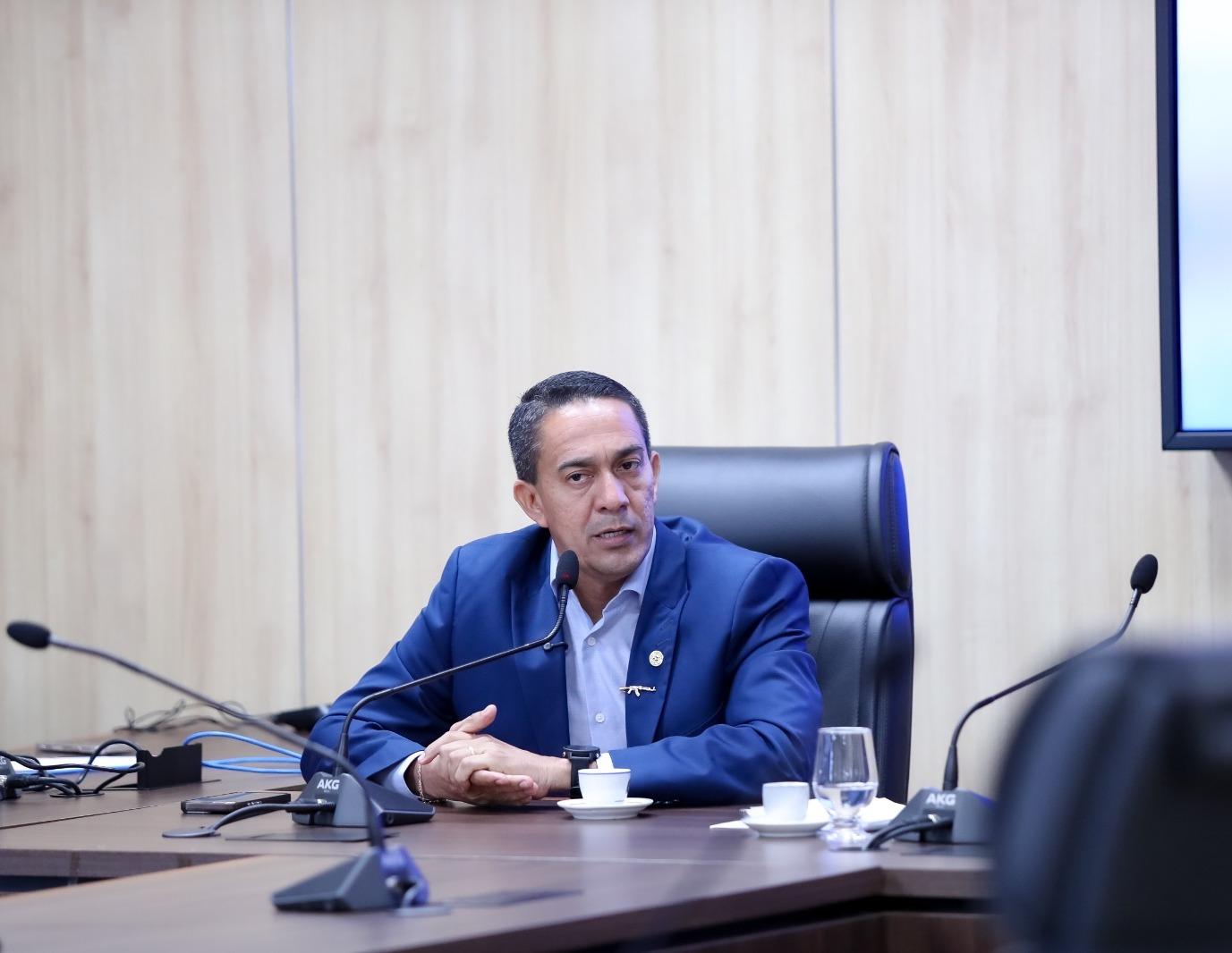 Eyder Brasil vota a favor de reajuste salarial para técnicos e analistas educacionais de Rondônia