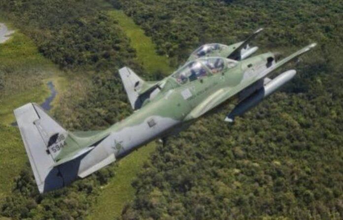 FAB intercepta avião do tráfico vindo do Peru; 2 foram presos