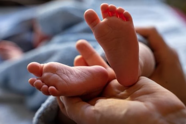 Bebê de 1 ano é deixado em boca de fumo como garantia de dívida de R$ 150