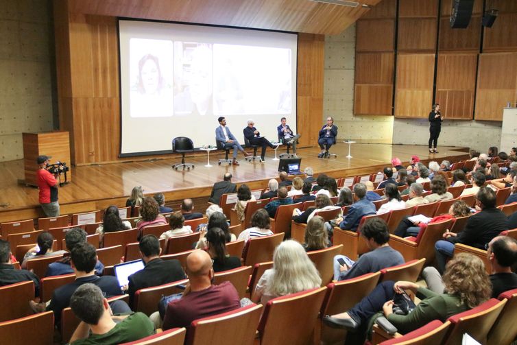 Dirigentes de emissoras públicas alertam para cuidados com fake news