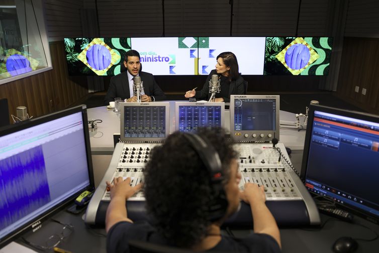 Governo avalia se mantém descontos do INSS por entidades