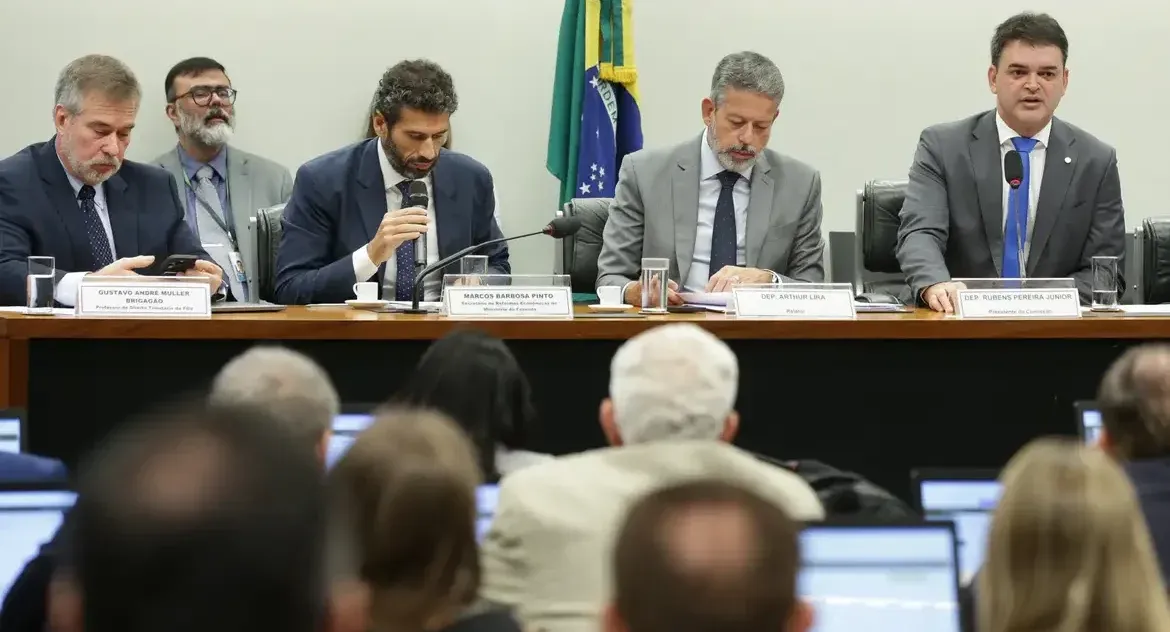 Governo descarta correção integral da tabela do IRPF por custo acima de R$ 100 bilhões, diz secretário da Fazenda