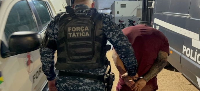 Homem apontado como líder de facção criminosa e foragido com vários mandados de prisão é capturado pela PM.