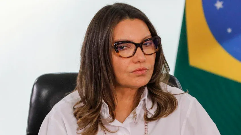 Janja defende controle estilo China nas redes sociais: “Tem que ter prisão!”