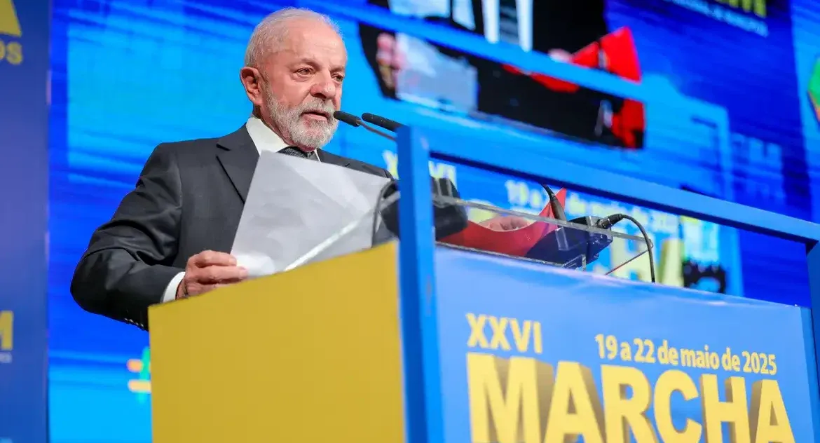 Lula anuncia crédito para reforma de moradias e acesso a especialistas no SUS durante Marcha dos Prefeitos