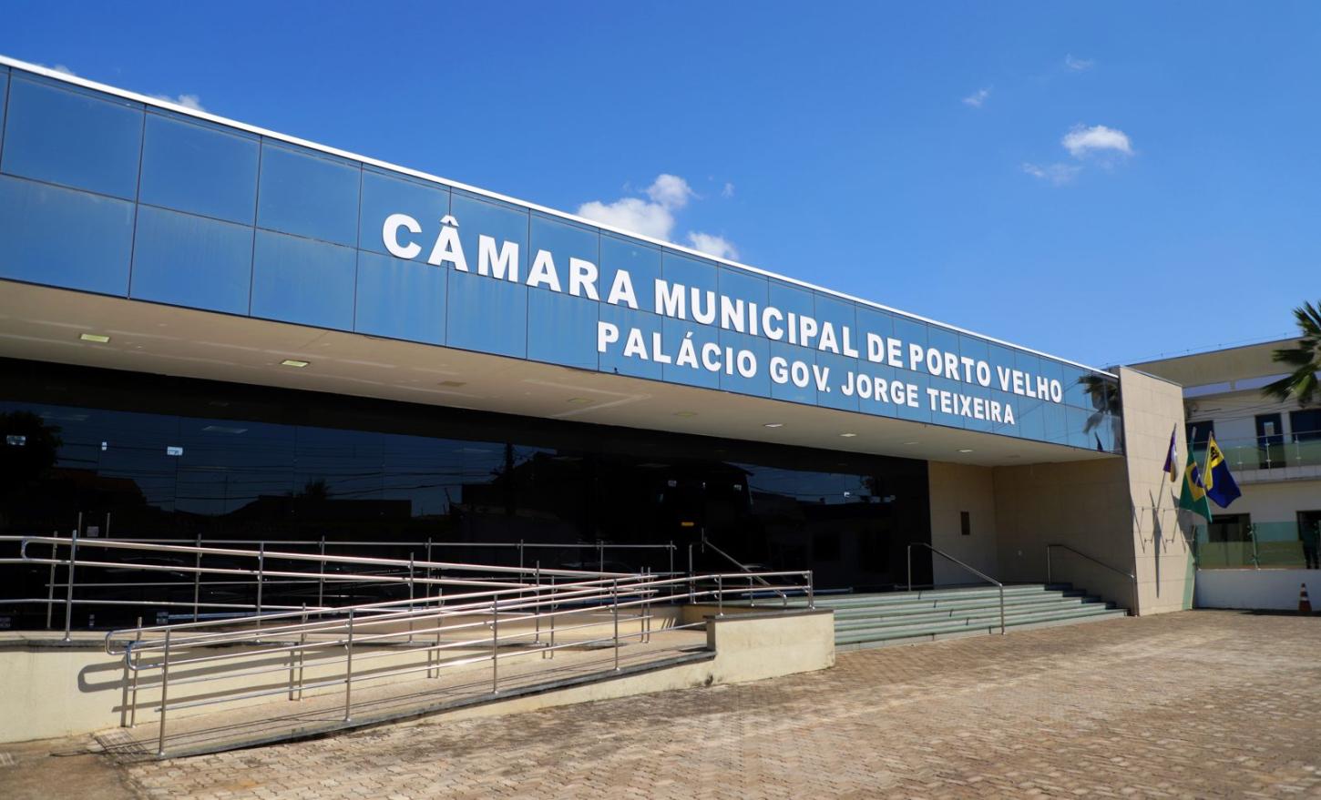 Projeto de lei apresentado por vereadores de Porto Velho proíbe a nomeação de pessoas condenadas por crimes sexuais, violência ou discriminação.