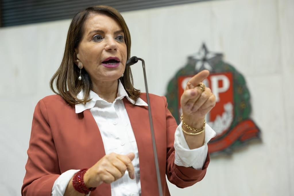 PT barra carteira estudantil grátis para manter verba a entidades esquerdistas