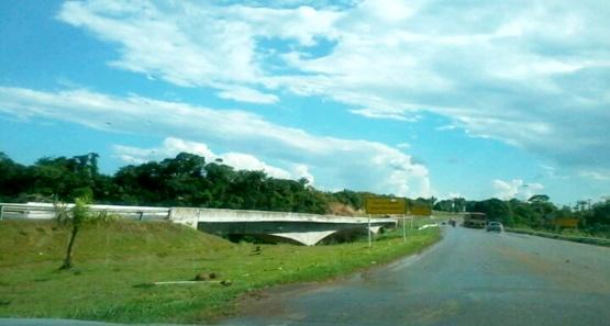 Tráfego na ponte sobre o rio Candeias segue em meia pista devido à restrição na estrutura