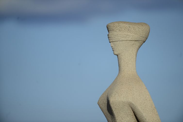 Advogado quer anular delação de Cid após conversa por rede social