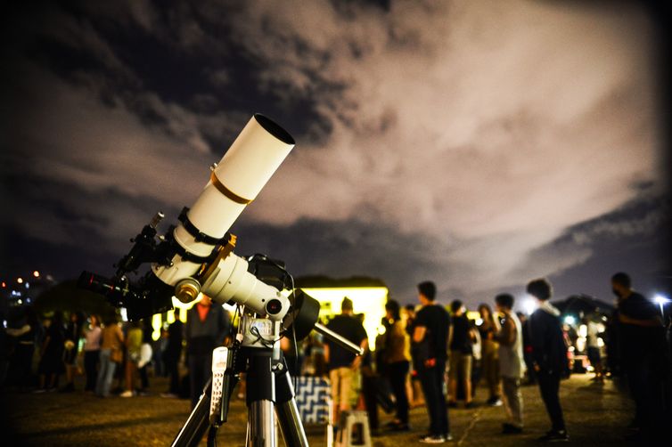 Alinhamento com a Lua torna estrelas Spica e Antares mais visíveis