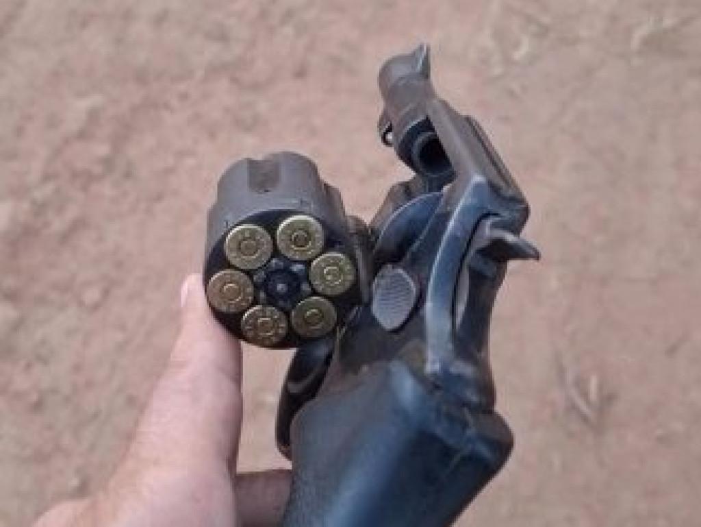 Arma e munições são encontradas após briga familiar em Vale do Anari