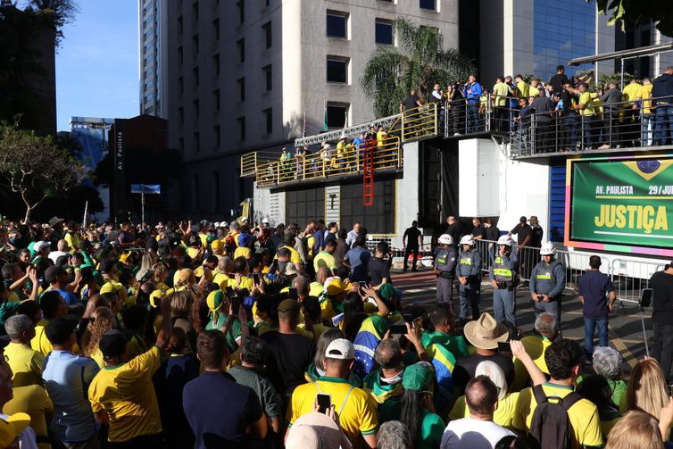 Ato em SP reúne apoiadores de Bolsonaro contra julgamento no STF