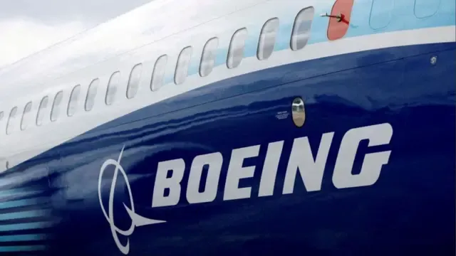 Boeing enfrenta crise após queda de Dreamliner na Índia; ações da empresa caem 8% antes da abertura do mercado