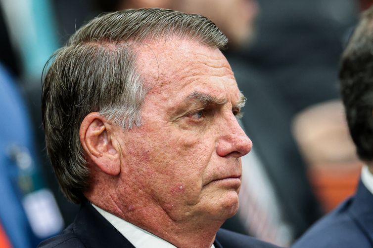 Bolsonaro nega à PF contato com governo Trump para buscar sanções