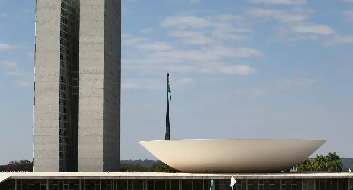 Câmara dos Deputados quer driblar o teto e permitir aposentadorias acumuladas para parlamentares