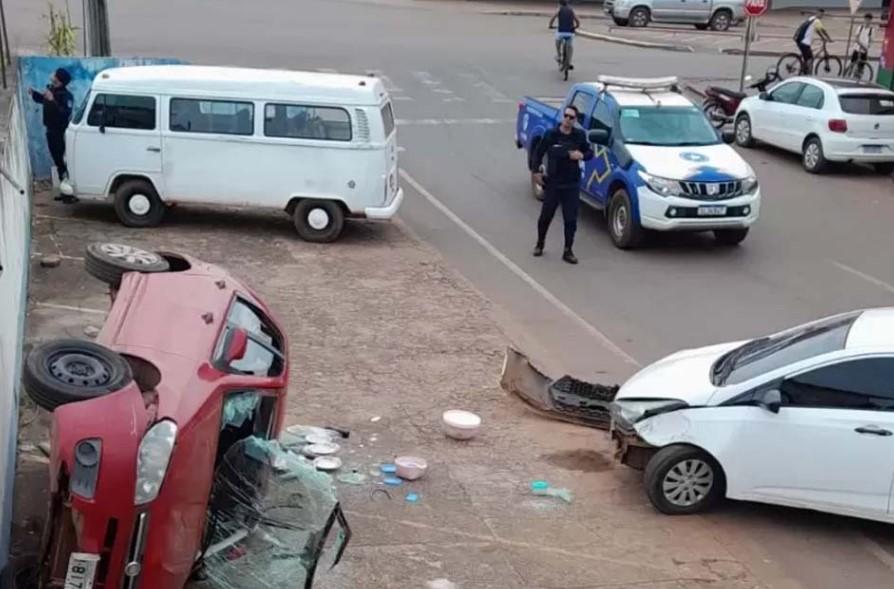 Carro capota após colisão em frente a Terminal Rodoviário de Rolim de Moura