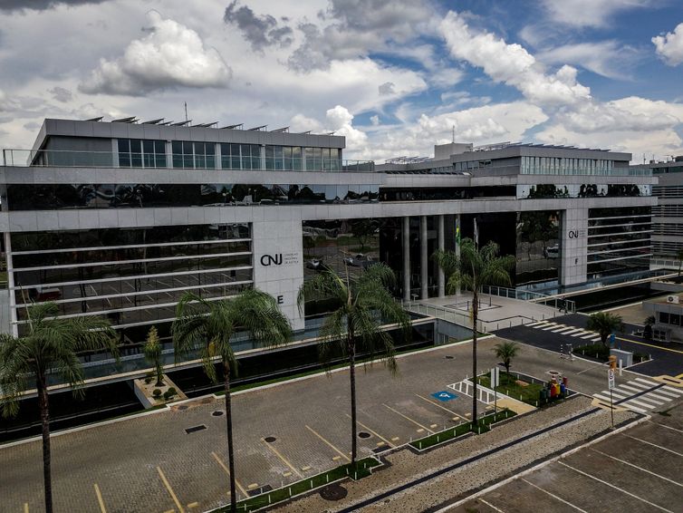 CNJ suspende promoção de juiz e diz que vaga deveria ser para mulher