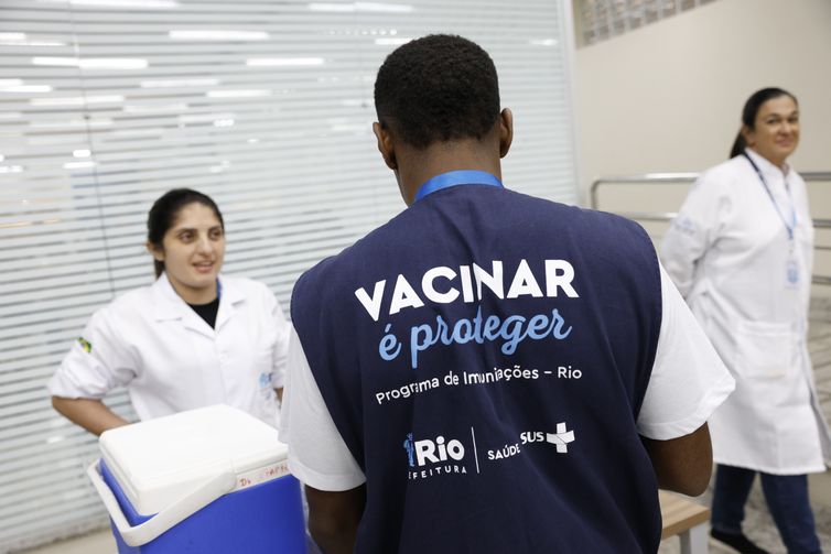 Com apenas 22% de cobertura, Rio começa vacinação volante contra gripe