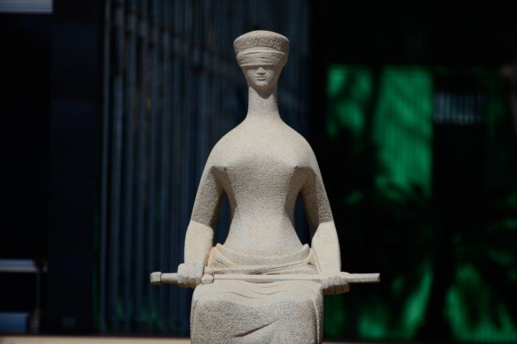 Dino vota a favor da responsabilização de redes por conteúdos ilegais 