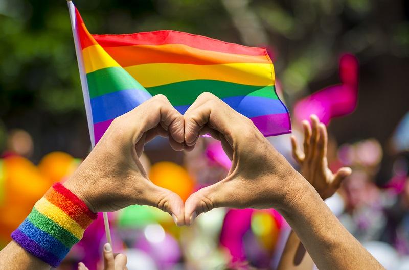 Envelhecimento da população LGBTQIA+ expõe desafios de acesso à saúde, acolhimento e políticas públicas no Brasil