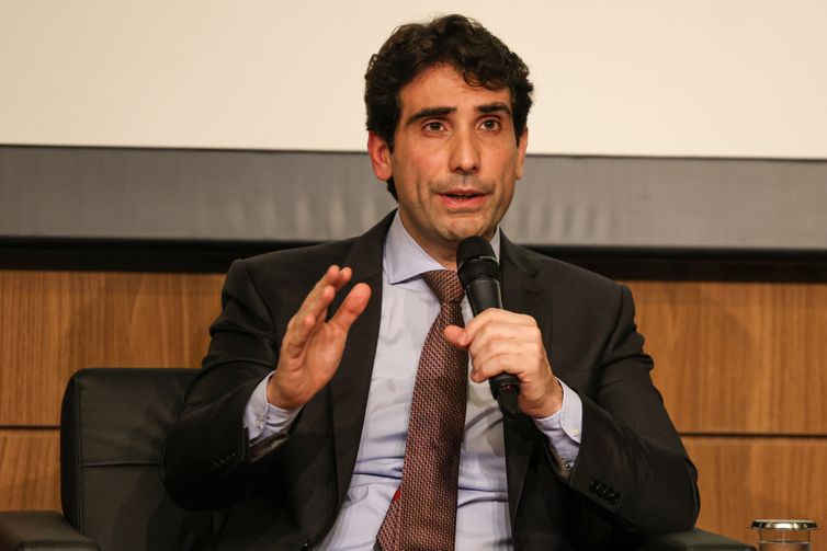 Galípolo diz que IOF não deveria ser usado para arrecadar