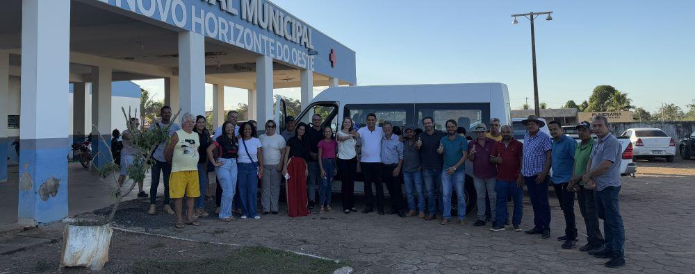 Gislaine Lebrinha prestigia entrega de van para ampliar atendimentos na saúde de Novo Horizonte