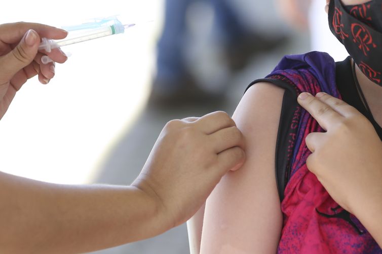 Idosos de 70 anos já podem se vacinar contra a nova cepa da covid-19