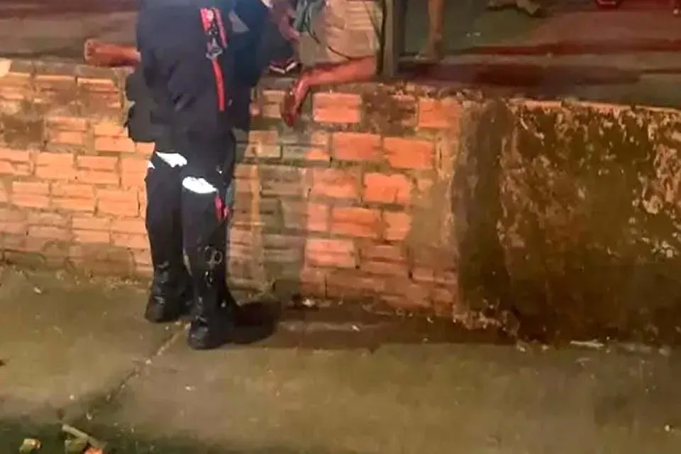 Jovem é baleado nas mãos e na perna em condomínio na zona leste