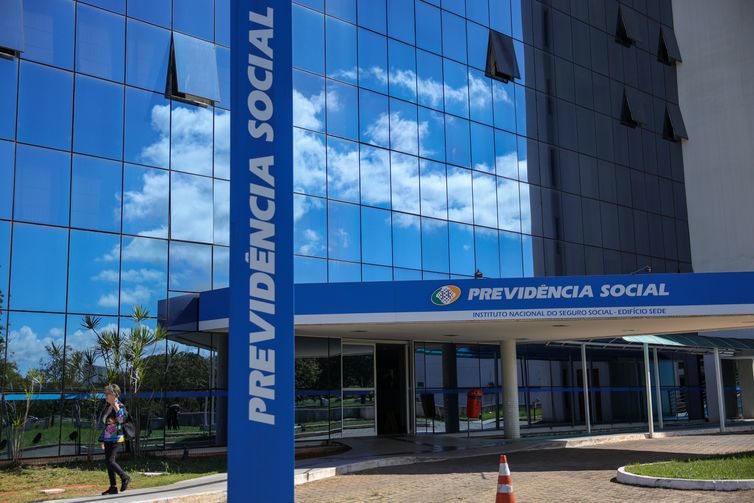 Justiça bloqueia R$ 23,8 milhões de suspeitos de fraude contra INSS