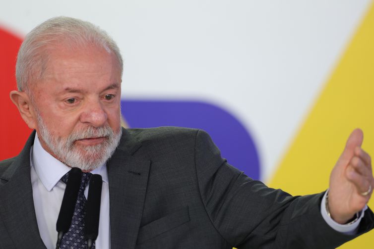 Lula chega a Paris para visita de Estado e encontro com empresários