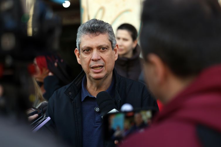 Macêdo diz que derrubada de decreto do IOF foi derrota do país