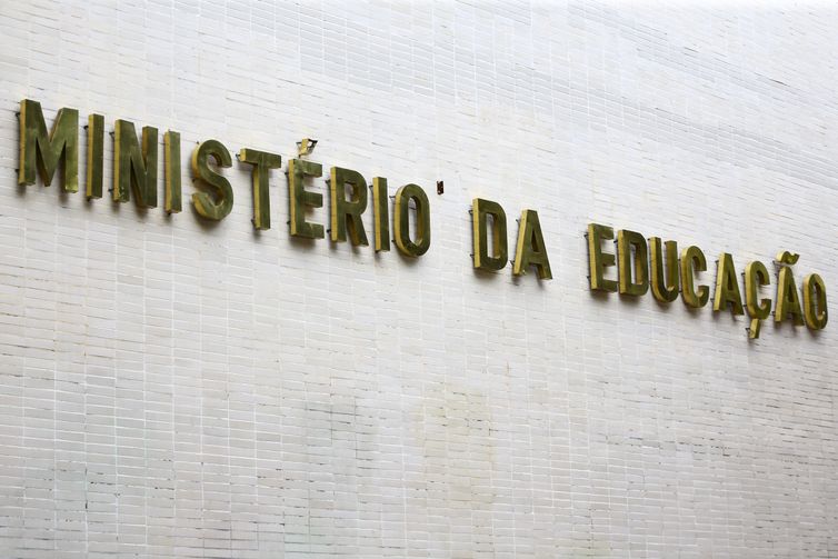 MEC libera acúmulo de benefícios para estudantes de graduação