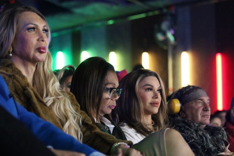 Parada do Orgulho LGBT+ leva debate sobre envelhecer para ruas de SP