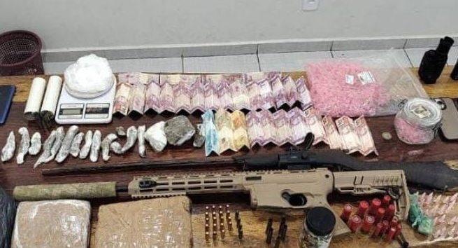 PM desarticula ponto de tráfico após denúncia em vídeo e apreende drogas, armas e munições, em Rondônia