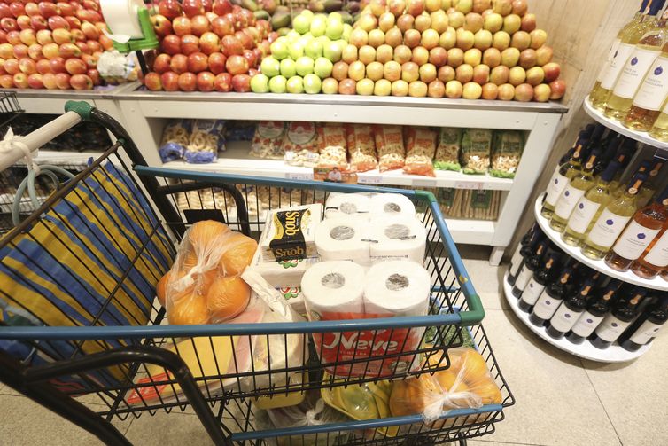 Preços de alimentos caem e prévia da inflação de junho fica em 0,26%