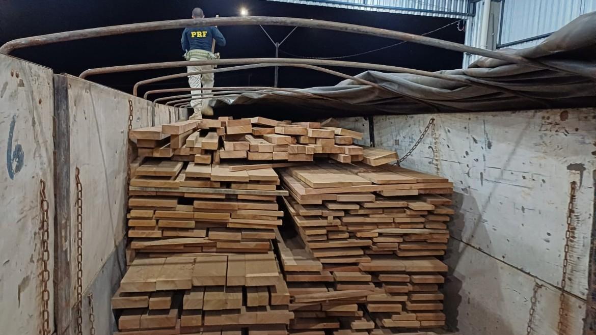 PRF apreende mais de 260 kg de drogas escondidos em carga de madeira