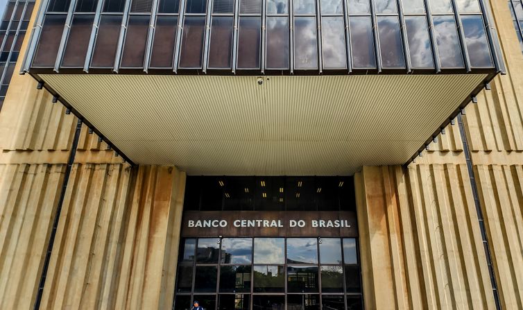 Relatório do BC prevê alta de  2,1% do PIB e queda da inflação em 2025