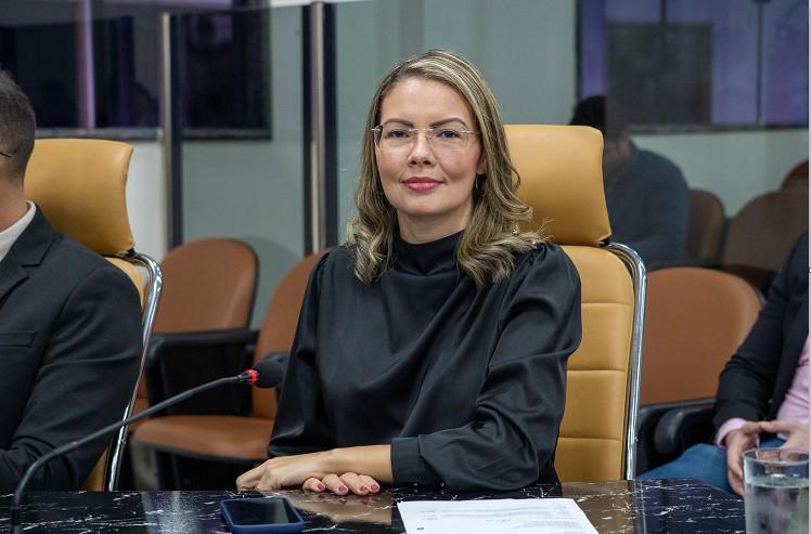 Sofia Andrade quer regras mais duras para homenagens públicas e propõe limite de títulos por vereador