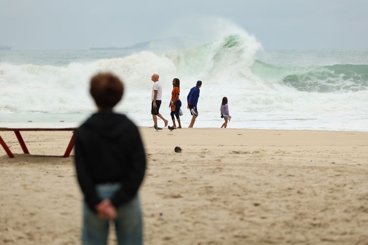 Temperatura cai no Rio, com ventania e mar de ressaca