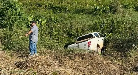 Caminhonete do DER é encontrada em ribanceira após falha no freio de mão
