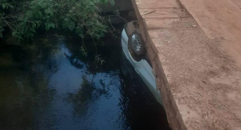 Carro cai em rio, mesma ponte de acidente fatal há duas semanas
