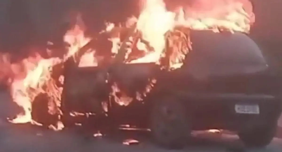 Carro pega fogo e é completamente destruído na rua Minas Gerais