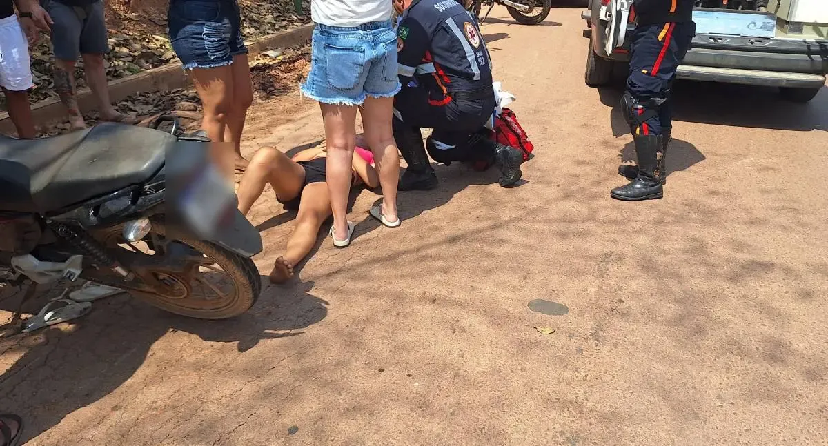 Motociclista fica ferida em colisão na estrada dos japoneses