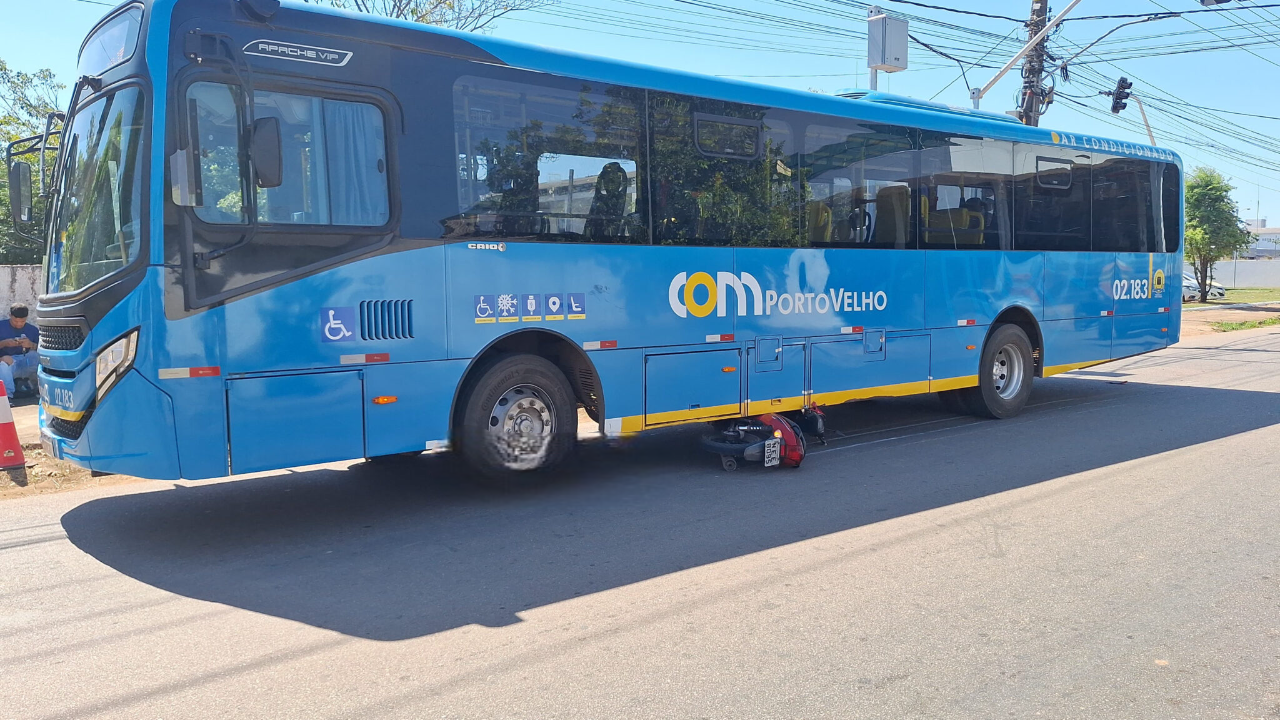 Ônibus atropela e arrasta motociclista na zona leste